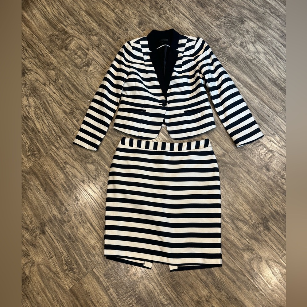 L 10/12 Worthington navy and ivory striped skirt suit -